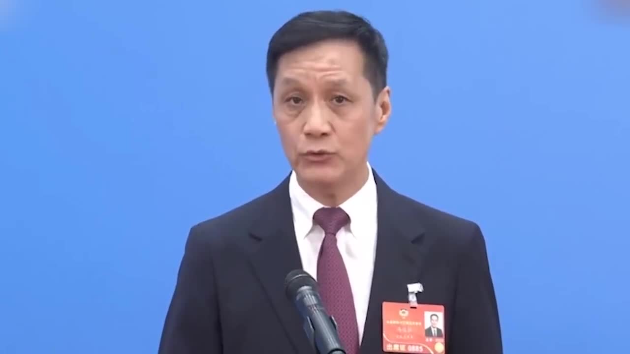 冯远征亮相"委员通道"谈德艺双馨:要清清白白做人 认认真真演戏