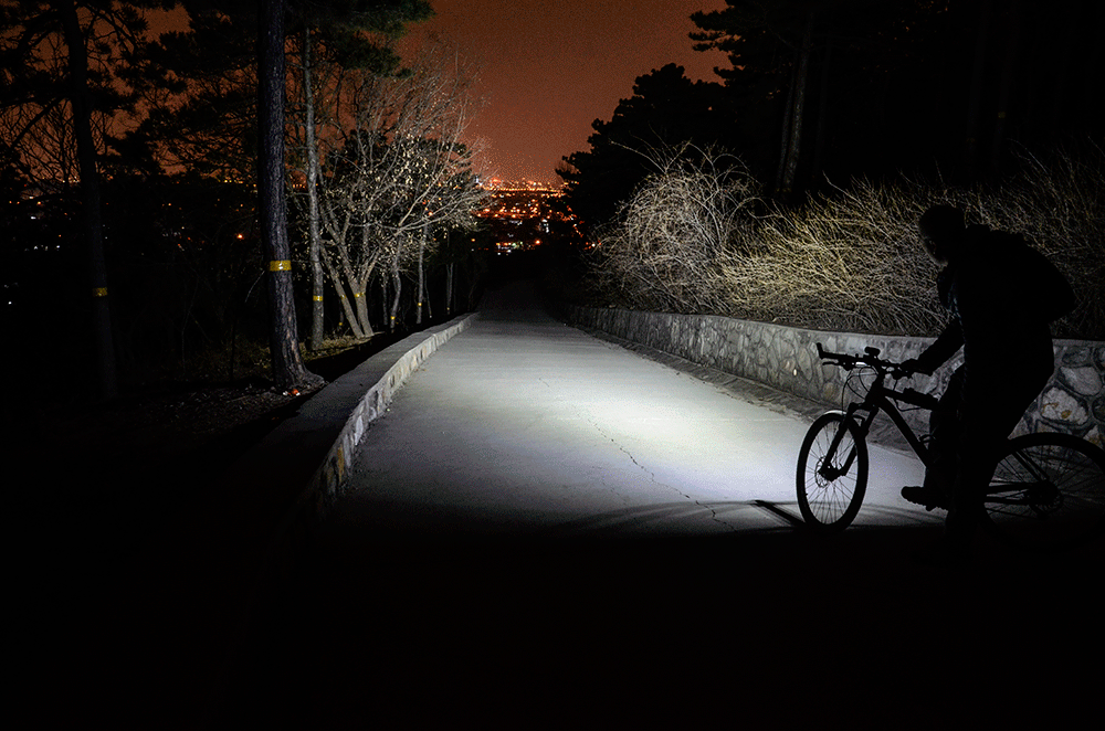 山野王者,專為山地夜騎:邁極炫8000S車燈_新浪眾測