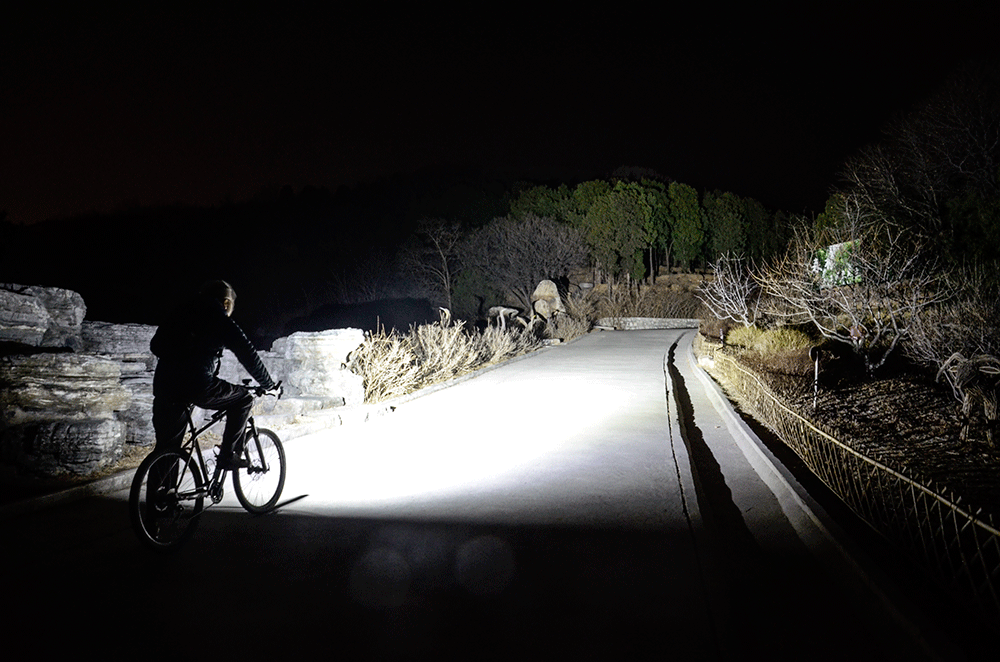 山野王者,專為山地夜騎:邁極炫8000S車燈_新浪眾測