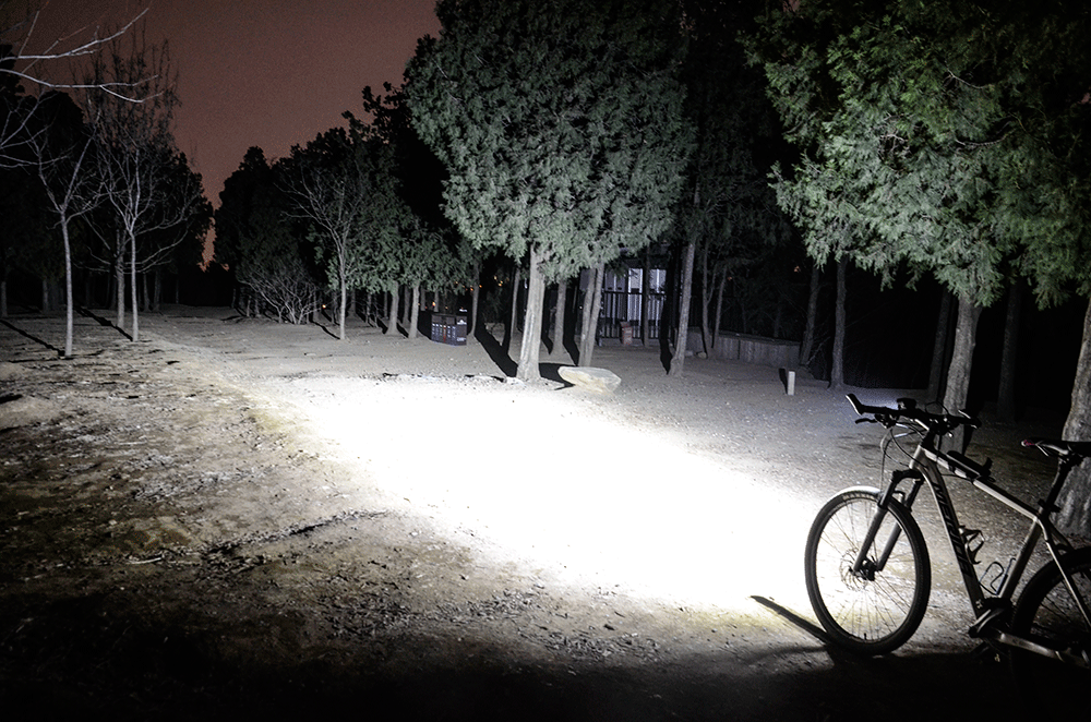 山野王者,專為山地夜騎:邁極炫8000S車燈_新浪眾測