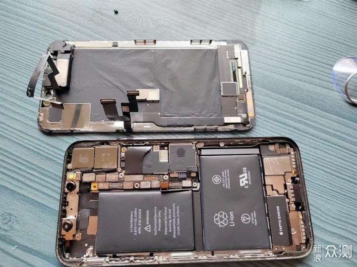 第四步要做的事情蛮多,比如至少需要卸掉5颗螺丝,且拆卸之前需要留意