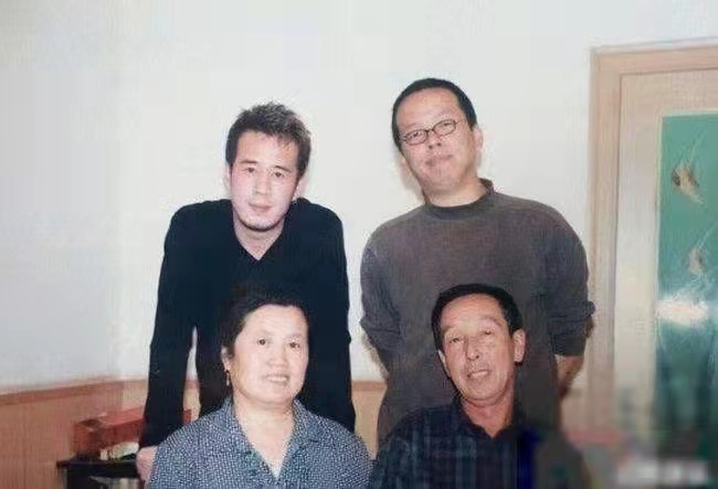 杨坤与父亲合影旧照