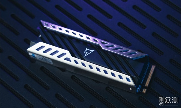 玩灯新宠：朗科 绝影NV3000 RGB SSD_新浪众测