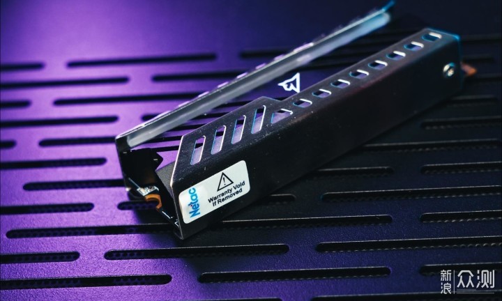 玩灯新宠：朗科 绝影NV3000 RGB SSD_新浪众测