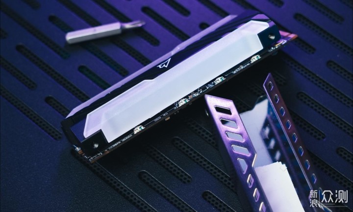 玩灯新宠：朗科 绝影NV3000 RGB SSD_新浪众测