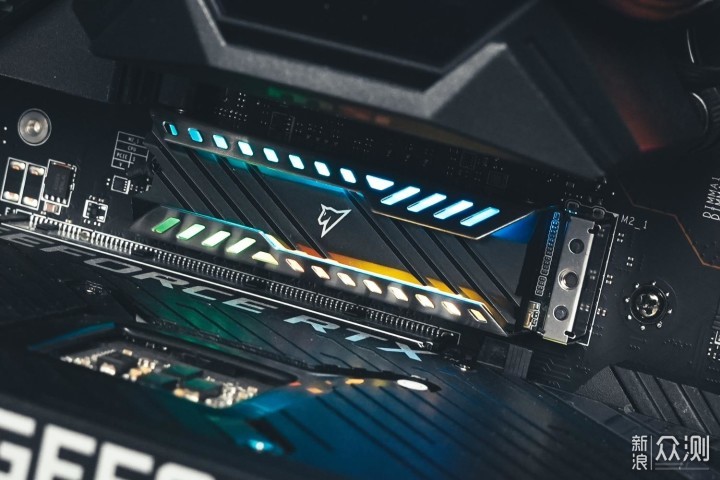 玩灯新宠：朗科 绝影NV3000 RGB SSD_新浪众测