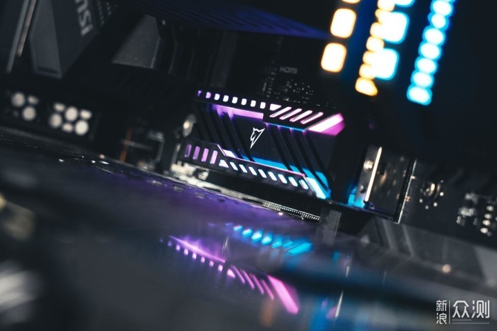 玩灯新宠：朗科 绝影NV3000 RGB SSD_新浪众测