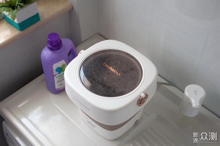 你痛恨洗袜子吗?试试大宇迷你折叠洗衣机_新浪众测