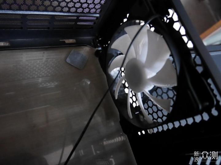 大水牛守护者V1:单面玻璃侧透设计,物有所值_新浪众测