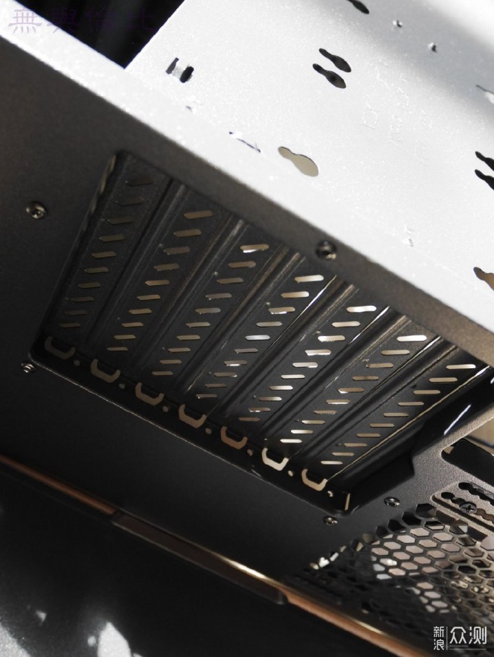 大水牛守护者V1:单面玻璃侧透设计,物有所值_新浪众测