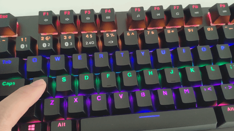 多模一键切换、炫彩灯效，办公游戏轻松用_新浪众测