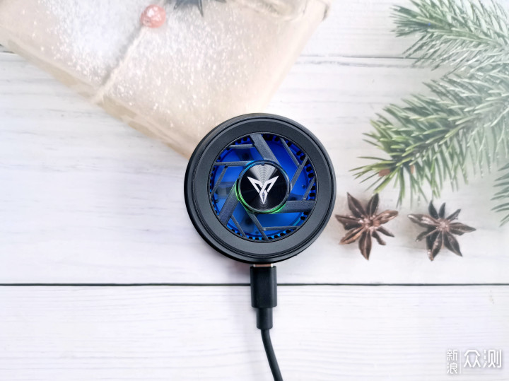 夏天玩游戏必备散热神器,飞智手机散热器评测_新浪众测