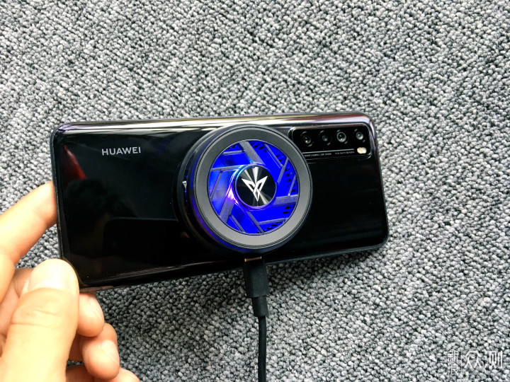 夏天玩游戏必备散热神器,飞智手机散热器评测_新浪众测