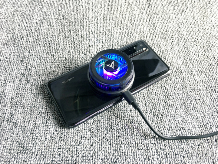夏天玩游戏必备散热神器,飞智手机散热器评测_新浪众测