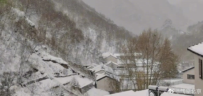 下雪啦！北京门头沟灵山四月飘雪，地面已现明显积雪！