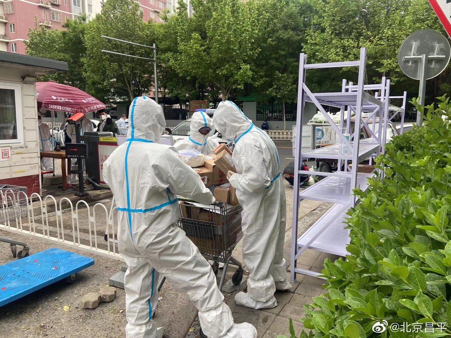 回龙观街道第一时间启动疫情防控应急响应机制,对重点区域实行封控