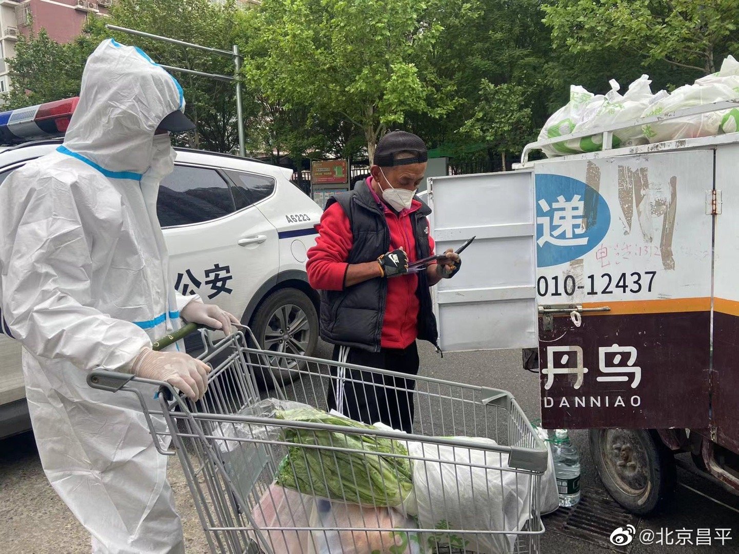 回龙观街道第一时间启动疫情防控应急响应机制,对重点区域实行封控