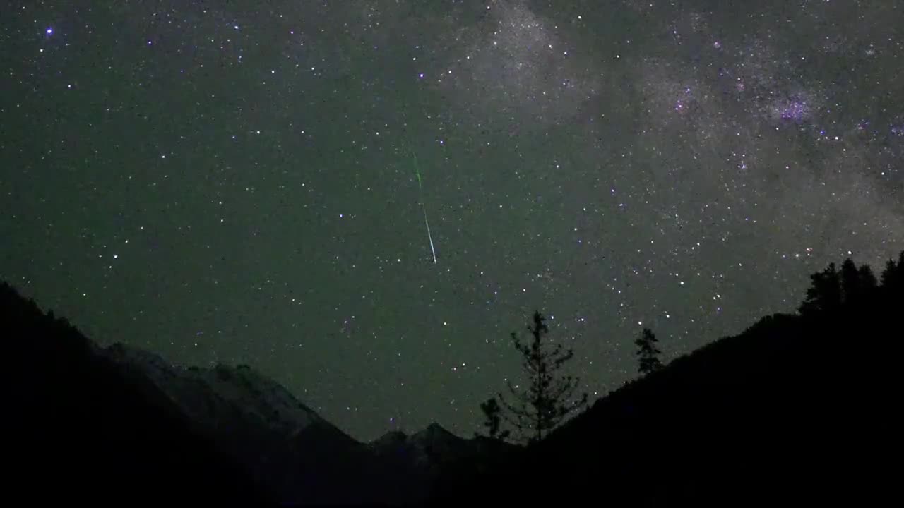 寶瓶座流星劃過九寨溝夜空