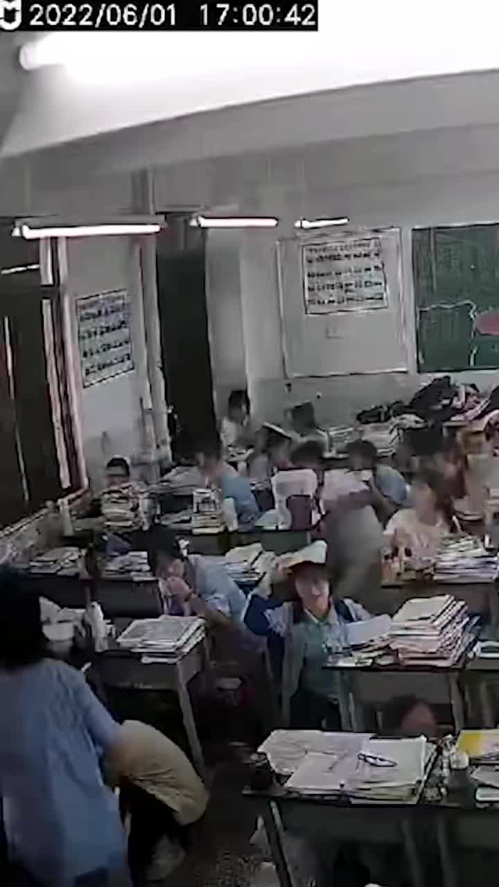 地震时女生们扶脚伤同学撤离