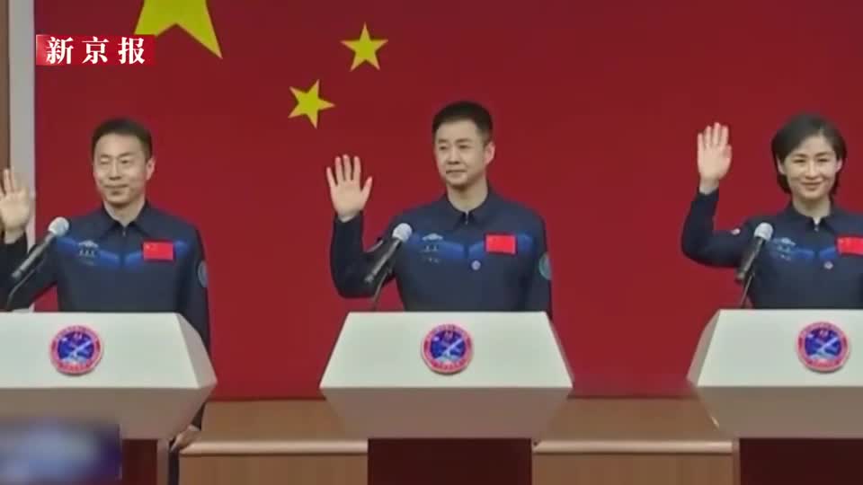 现场：神舟十四号乘组亮相 在玻璃房内敬礼致意