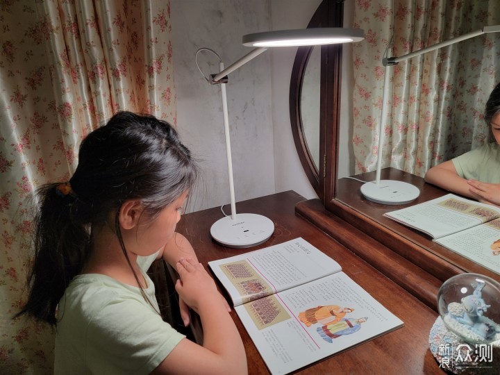 我小孩在看书的时候,坐姿有时候不端正,加上台灯摆放位置等问题,视线