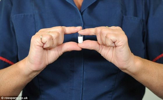 一旦患者吞下胶囊内试镜（照片显示），它就会在体内穿行几小时。患者一次只能服用一粒。患者佩戴一条接受和储存这些照片的腰带。它有助于识别小肠内的乳糜泻和克罗恩氏病。