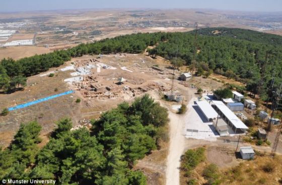 印章和护身符的发现地点位于土耳其的杜鲁克-巴巴-特佩希（Dülük Baba Tepesi）山区。在一个方圆500平方米的区域内，研究人员展开挖掘