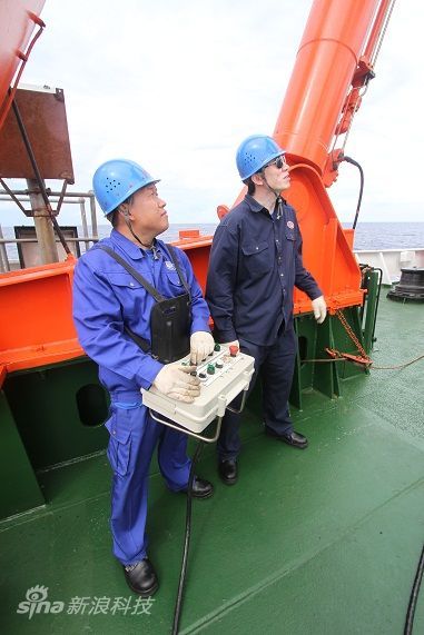 于凯本（左）、余建勋正在观察A形架摆动(赵建东摄影)