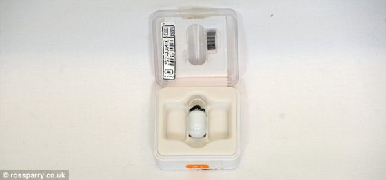 胶囊内试镜（照片显示）一次所需费用约500英镑。目前，英国只有少数医院配备这项技术，例如英国皇家博尔顿医院、曼彻斯特医院和下塔尔波特港医院等。