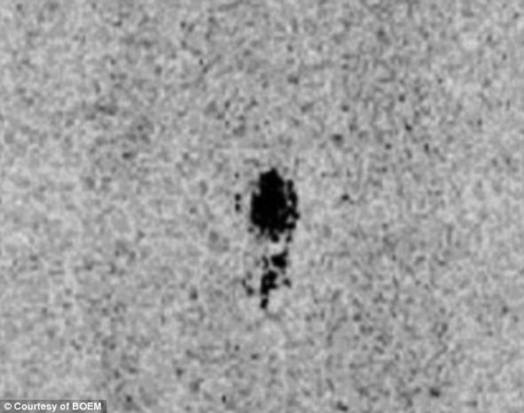 神秘：壳牌石油公司2011年进行油气勘查时意外发现这个黑色的声纳图像。随后，科学家对搜寻这艘遇难船的水下位置表现出浓厚兴趣。