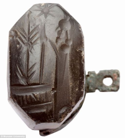 一个年代可追溯到巴比伦文明晚期的印章，刻画了一名站在象征神明的符号前祈祷的男子