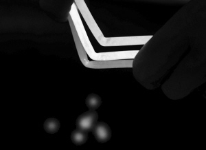 图为荧光棒断裂后喷出荧光液。（图片来源：都市快报 记者 韩丹 摄）