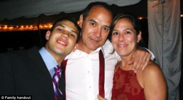 迪基-桑德斯（左）和他的父母在一起