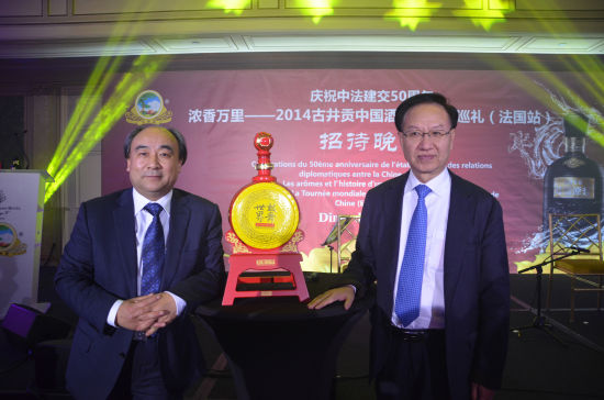 安徽古井集团董事长向巴黎中国文化中心主任殷福先生赠送“古井贡酒鼓舞世界”纪念酒001号收藏