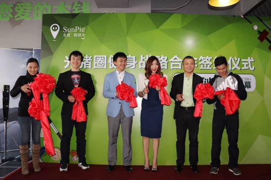 7嘉宾为光猪傲创明星店剪彩