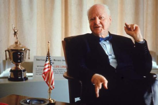 美国石油大亨、商界巨子亨特在自己的办公室中，1968年前后