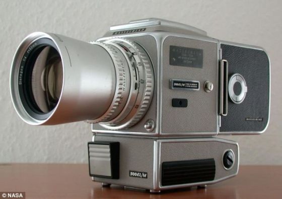 哈色勃莱德500类似于阿波罗17号宇航员使用的相机。指挥官塞尔南透露，他把自己的哈色勃莱德相机留在月球表面上。