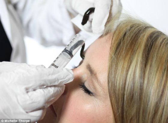 Alicija小心翼翼地将水蛭放到艾玛的脸上，开始对其进行治疗