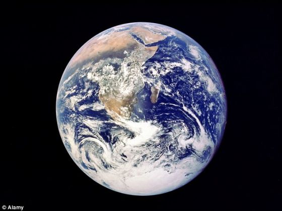 地球靓照。地球被巨大的磁气圈环绕，保护它免遭太阳粒子侵袭