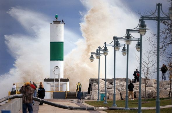 当地时间2012年10月30日，密歇根湖边的巨浪。