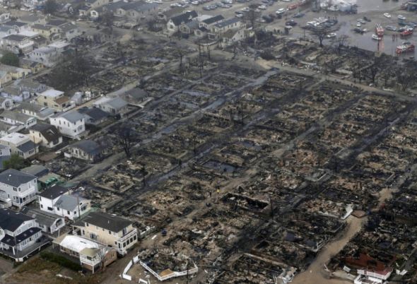 超级风暴“桑迪”自美国东部时间29日晚强势登陆新泽西州南部沿岸以来，至30日上午已重创人口稠密的美国东海岸地区，导致至少29人死亡，引发停电和严重火灾。