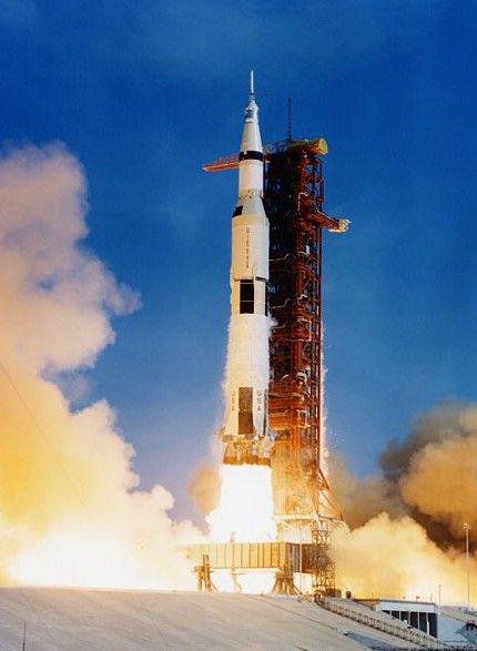 装载着阿波罗11号的土星5号