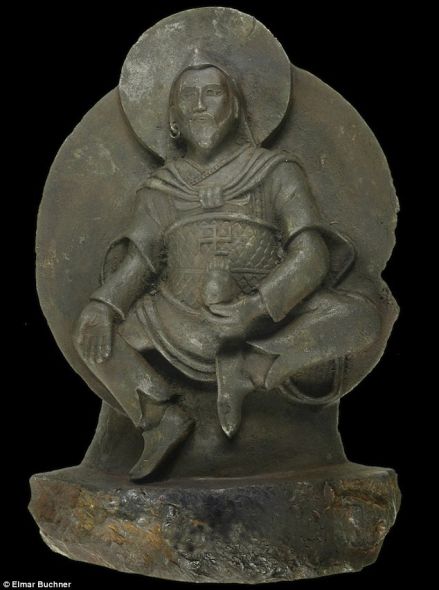 这尊佛像最初是1938年由纳粹的一支远征队发现的。研究发现这尊佛像由陨石雕成