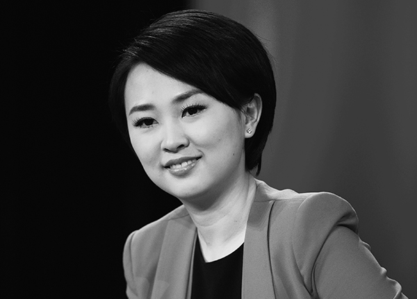 2013年12月11日，日渐成熟老练的欧阳智薇主持央视论坛。