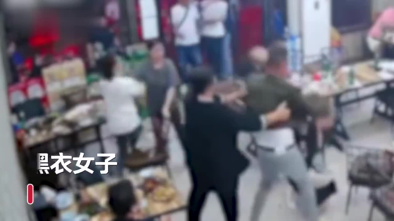 烧烤店主回应多名男子骚扰殴打女生：警方已介入处理