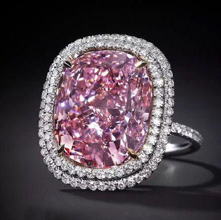 中国富豪天价购得稀世粉色钻石