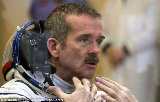 海德菲尔德在录制《柯南脱口秀》时说：“在航天服内，我们会穿一件液体冷却服，还会穿类似成长裤的内裤。”