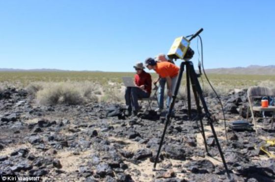 加利福尼亚州南部的莫哈韦沙漠，TextureCam正在拍照。这款智能照相机可能在将来的某一天登上火星或者其他遥远星球，负责对岩石进行拍照和分析