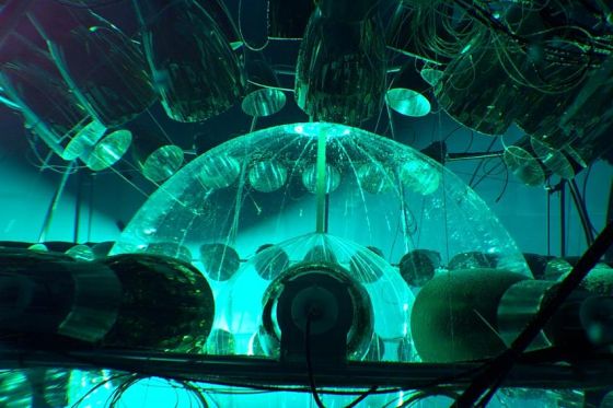 Borexino设施原型：计数测试设施（CTF）。其展示的是4吨圆形闪烁体目标，置于一个尼龙容器内（0.5毫米厚，直径2米），周围环绕超纯水以及100个光电倍增管（PMTs）用于检测电离辐射（包括中微子）信号