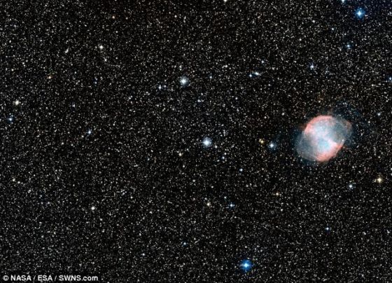 恒星场图像，处在中部的便是HD 189733b的母星HD 189733。为了确定HD 189733b的颜色，天文学家对这颗行星反射的光量进行了测算，也就是测量反照率